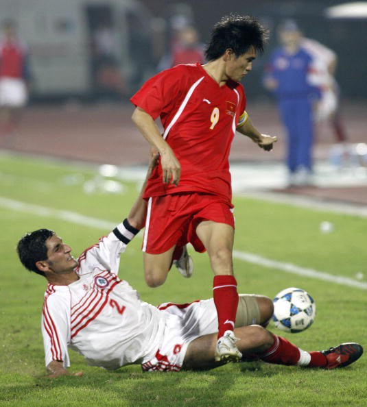 Công Vinh đá loại Olympic Bắc Kinh với Lebanon tháng 2/2007 (Việt Nam thắng 2-0).